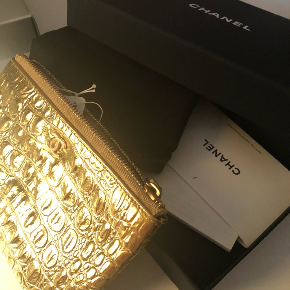 2019 Chanel Gold Croco Zip Case Wallet NWT - Picture 4 of 6